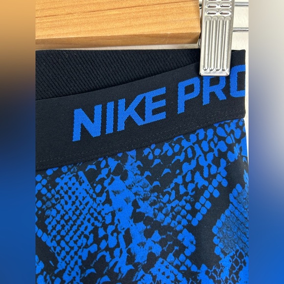 Nike Black and Blue Snake Print Patterned Crop Leggings - Picture 5 of 6